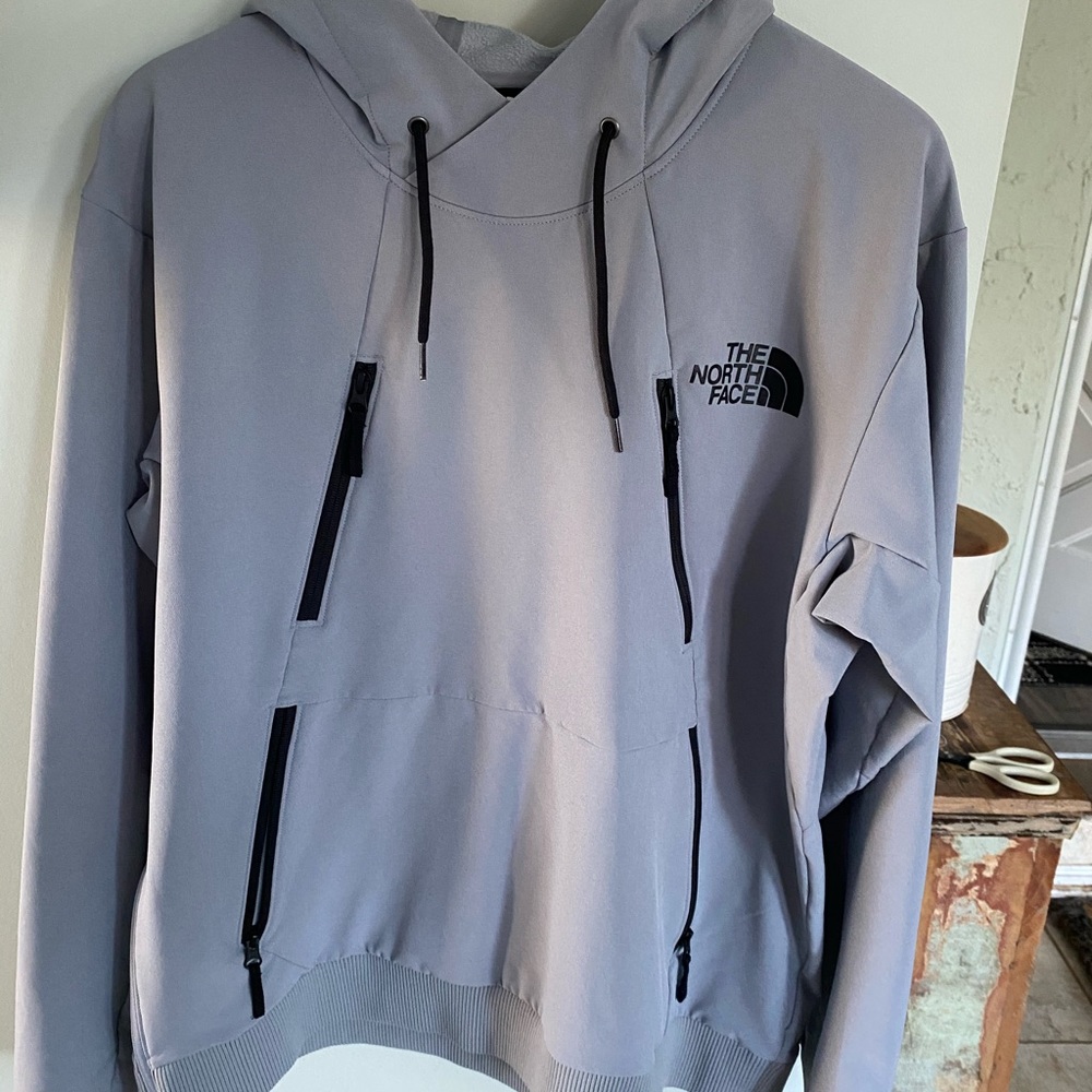men’s grey north face sweatshirt🌟